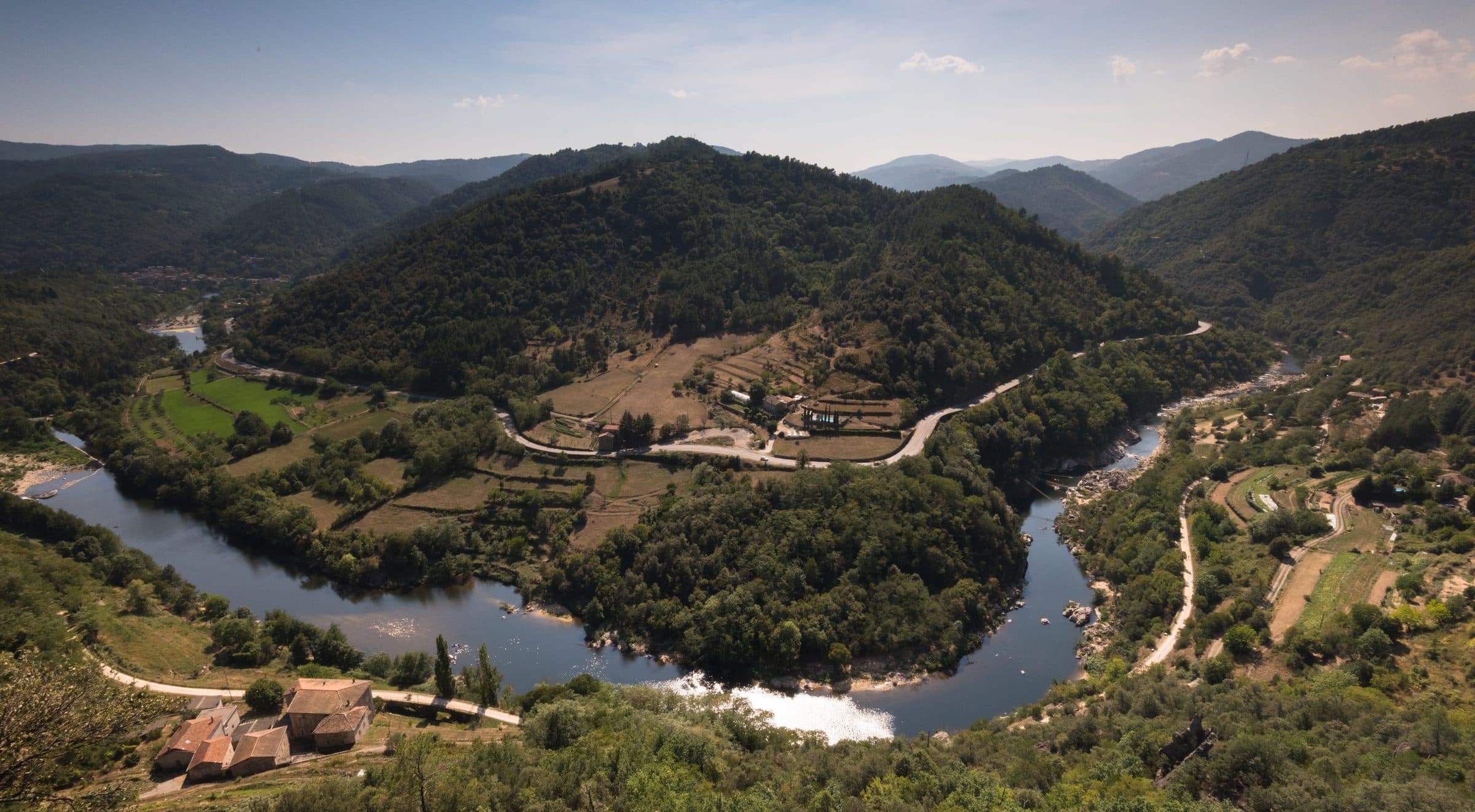 Méandre de rivière au milieu des monts d'Ardèche